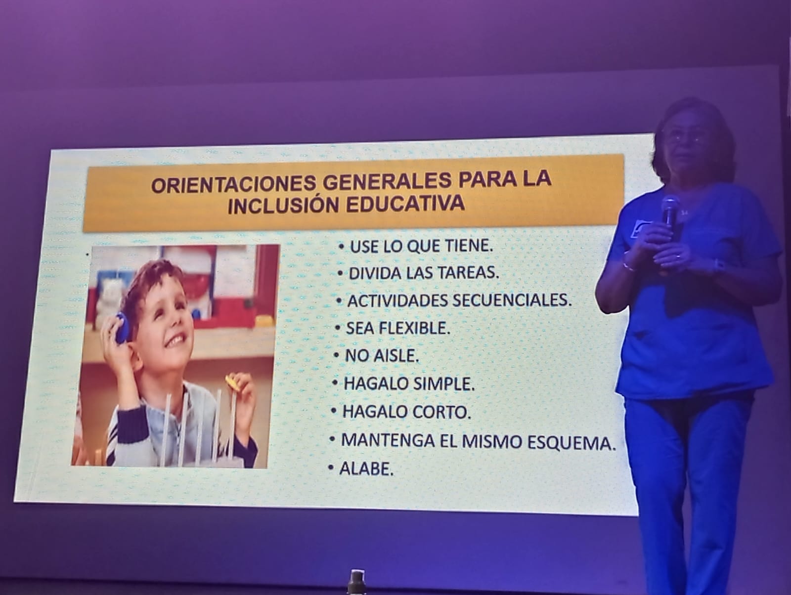 Capacitación a 100 estudiantes de la carrera de Lenguas Extranjeras de la Universidad Nacional Autónoma de Honduras sobre discapacidad visual, con un presentador explicando las orientaciones generales para la inclusión educativa.